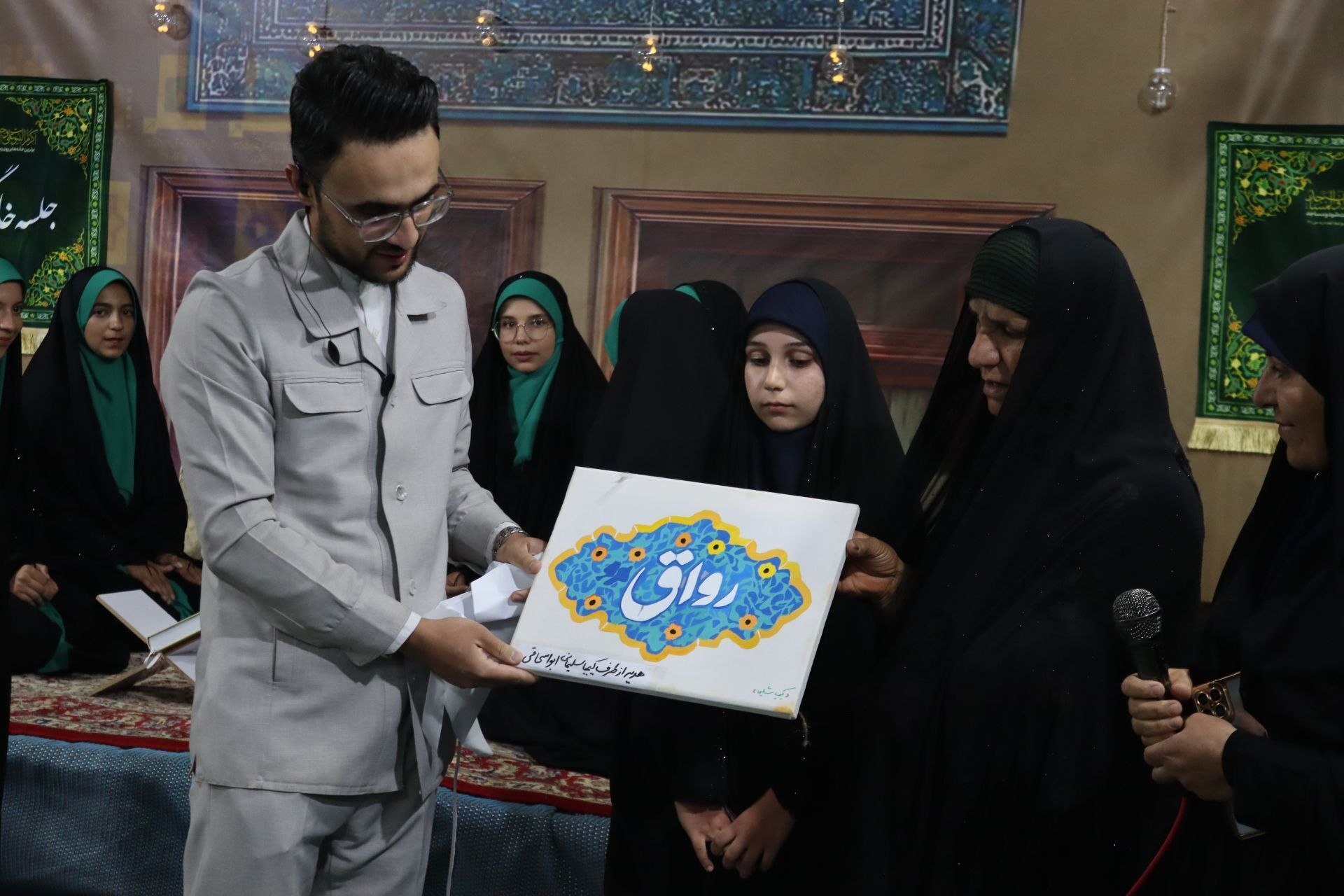 برنامه قرآنی «رواق» میزبان محفلی قرآنی