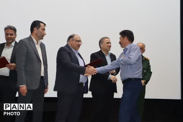 تجلیل از کارمندان نمونه شهرستان زرقان