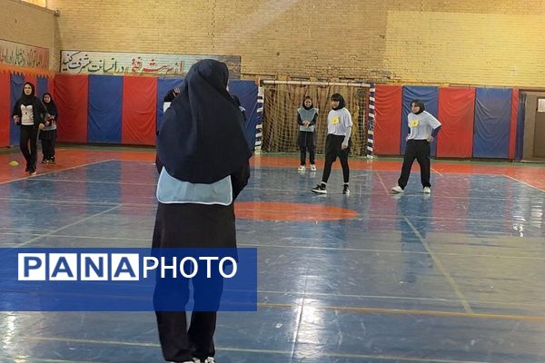 مسابقات ورزشی بین مدرسه‌ای در رباط‌کریم