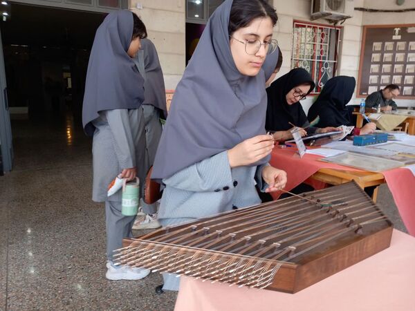 گرامیداشت روز حافظ و خوشنویسی در دبیرستان آرمینه مصلی نژاد ناحیه ۶