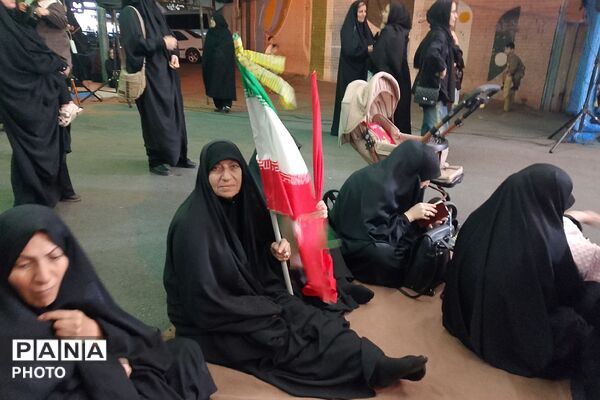شهرک امیریه؛ صحنه همدلی و روایت مقاومت با برگزاری تجمع میدانی و تئاتر «پناه»