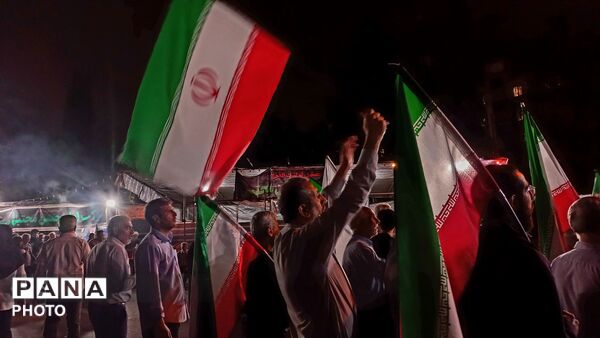 حضور پرشور مردم در تجمع انقلابی، صحنه‌ای از همبستگی و آرمان‌خواهی