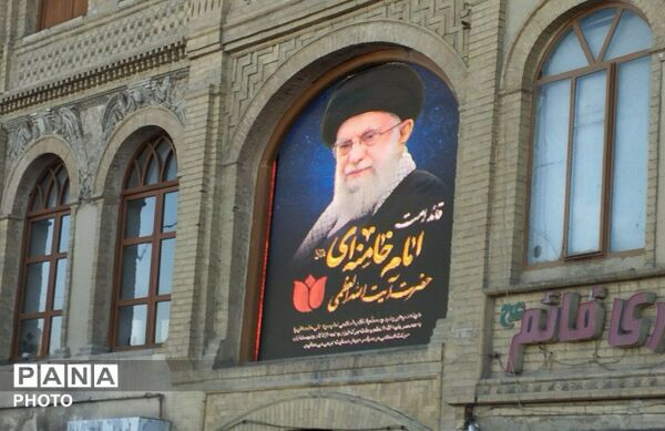 تشییع پیکر شهدا در میدان امام خمینی (ره) همدان با حضور حماسی مردم همیشه در صحنه