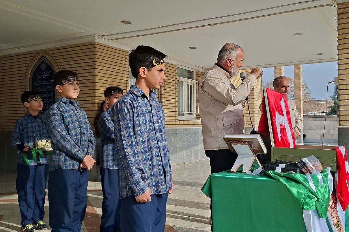 تجدید عهد دانش آموزان مدرسه ایمان ورامین با امام حسین (ع) 