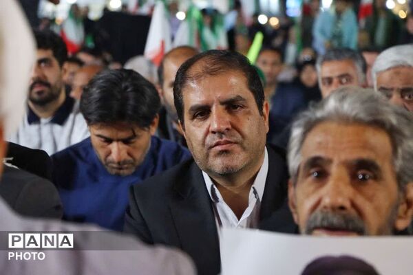 هنرمندان پای کار انقلاب
