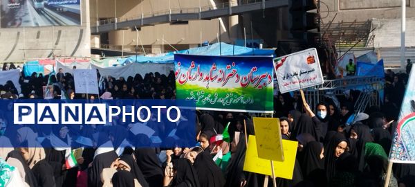 راهپیمایی سیزدهم آبان ماه با حضور دختران دبیرستان شاهد وارثان نور 