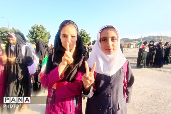 بیعت دانش‌آموزان دیشموکی  با رهبر انقلاب