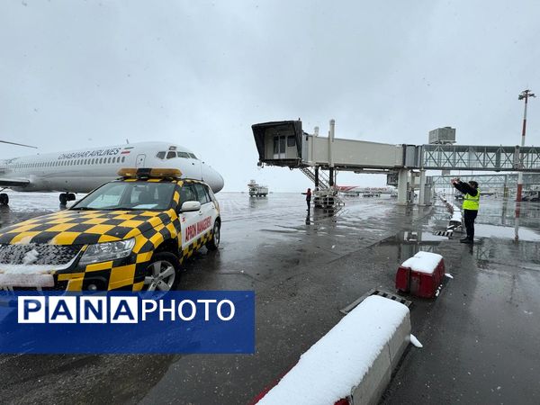 ۱۳ ساعت بعد از بارش برف در فرودگاه شهید هاشمی نژاد مشهد