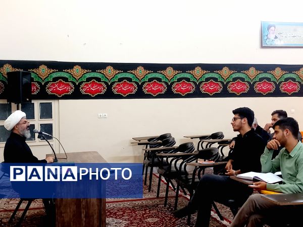 کلاس تفسیر قرآن در ارامگاه شهید مدرس 
