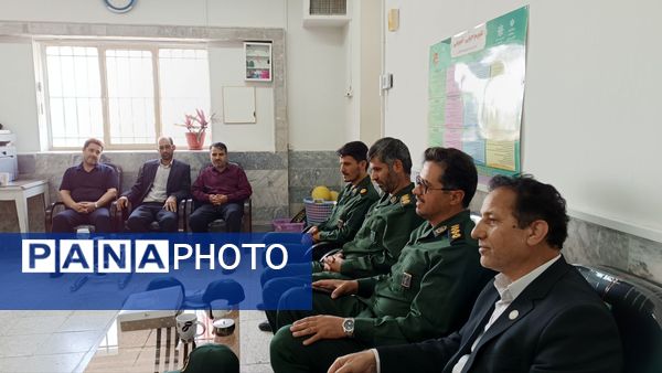 بازدید فرمانده بسیج دانش آموزی از دبیرستان شاهد صاحب الزمان 