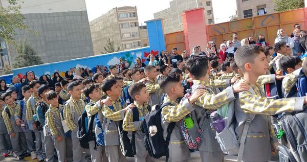 جشن‌شکوفه‌ها در‌ دبستان شهدای گمنام