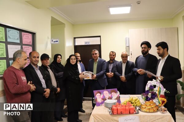 تجلیل مسئولان لاهیجان از معلمان در هفته بزرگداشت مقام معلم