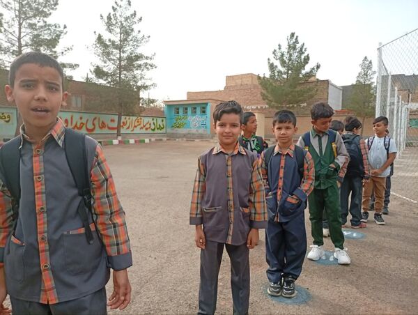 آغاز بازگشایی مدارس و شور و حال دانش آموزان دبستان شهید پسندیده فدافن در نخستین روز پاییز