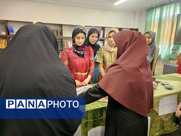 برپایی نمایشگاه علمی- پژوهشی و فرهنگی-هنری توسط دانش آموزان رشته علوم تجربی 