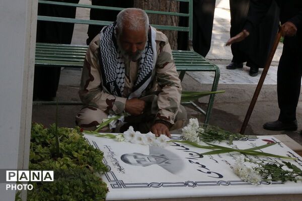 غبارروبی و گلباران مزار شهدای صفادشت همزمان با هفته دفاع مقدس