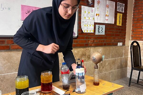 ویژه‌برنامه روز آزمایشگاه در دبیرستان پروفسور رزاقی کهریزک 