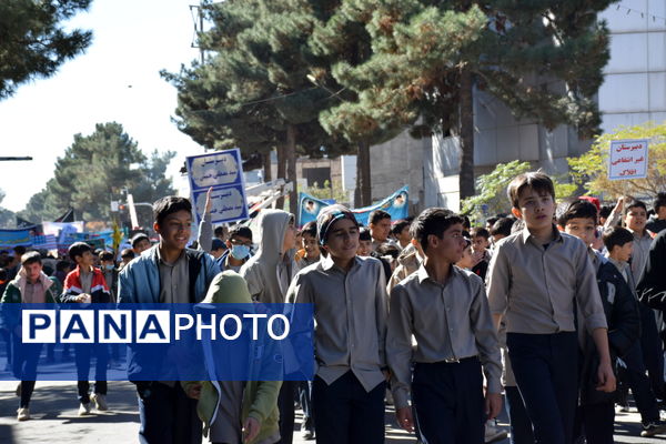 حماسه حضور نوجوانان تربت‌حیدریه در روز دانش‌آموز
