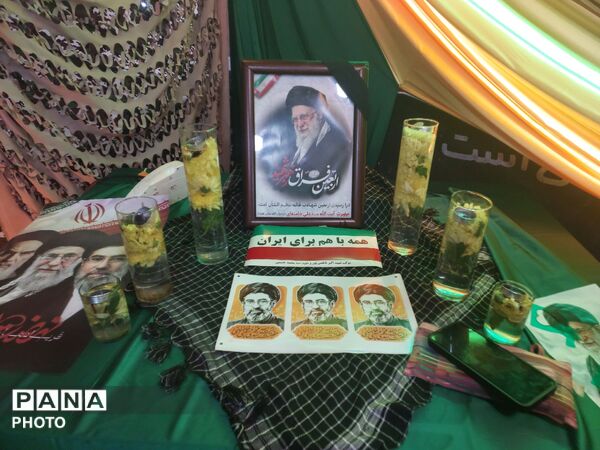 حضور حماسی مردم و مسئولان، در هوای بارانی میدان آزادی سنندج