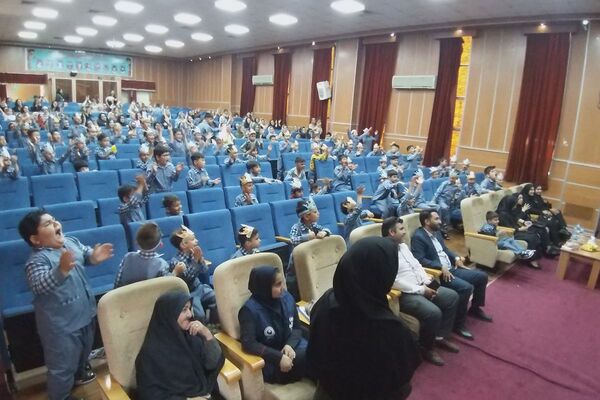 برگزاری جشن الفبای پسران دبستان شهدای غزه در کانون ملائک شهرستان قرچک با حضور گروه نمایشی روناک