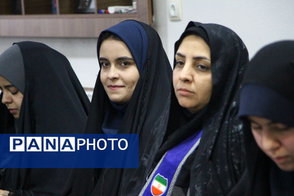 نشست ریاست سازمان دانش‌آموزی با مدیر آموزش و پرورش ناحیه یک یزد