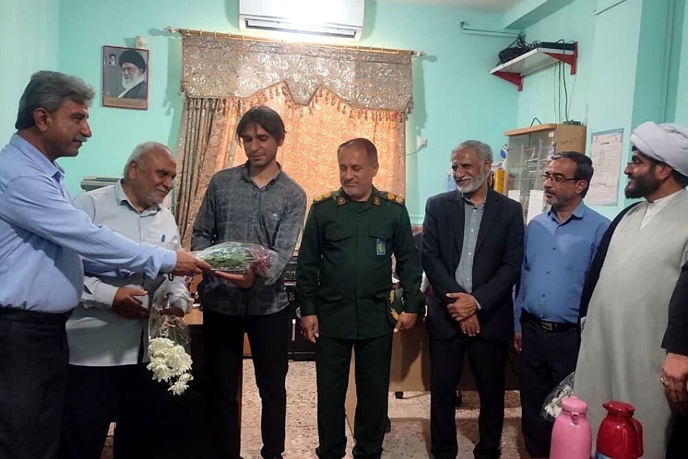 تجلیل از مدیر و کارکنان مدرسه نمونه رازی سعدآباد