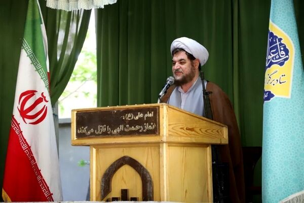 سعادت و آینده هر جامعه‌ای در دستان معلمان آن جامعه رقم می‌خورد