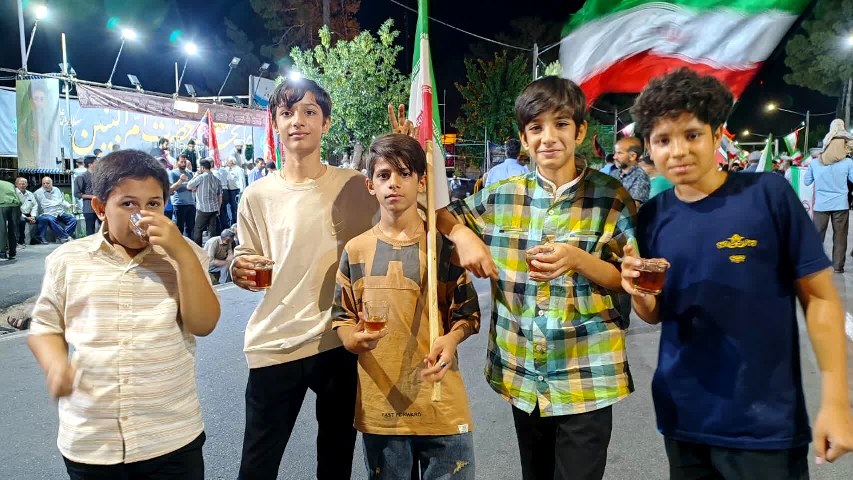 حضور  نوجوانان علم به دست در میدان خیابان کاشمر