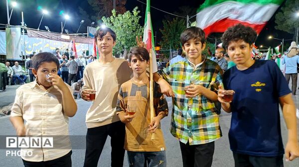 حضور  نوجوانان علم به دست در میدان خیابان کاشمر