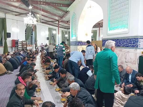سفره افطار متبرک به آقا سید‌محمد(ع) در ماه مهمانی خدا در امامزاده سیدمحمد(ع) کاشمر