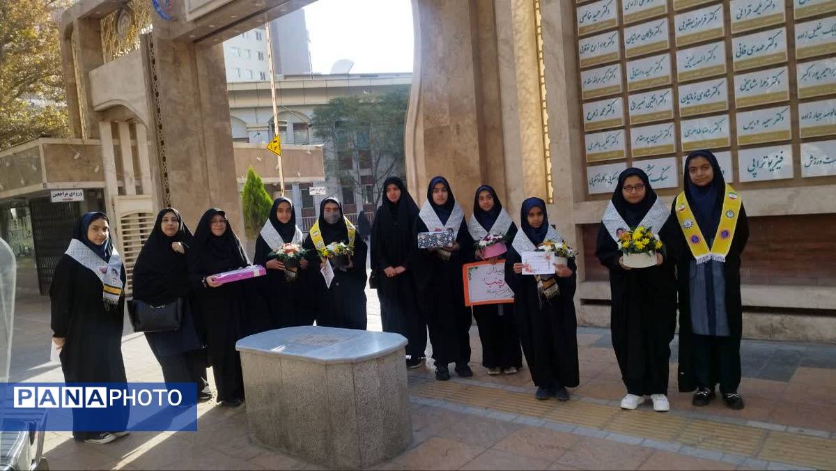 قدردانی  دختران پیشتاز دبیرستان شاهد تکتم از فرشتگان سفیدپوش بیمارستان ۱۷شهریور مشهد