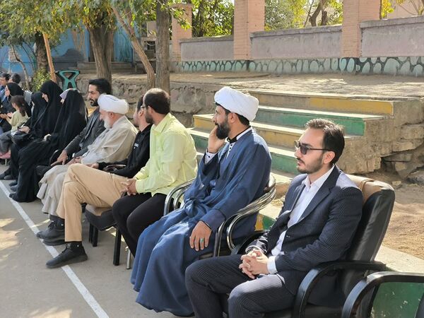 رونمایی از کتاب «روحانی که روحانی نیست» در دبیرستان باقریه