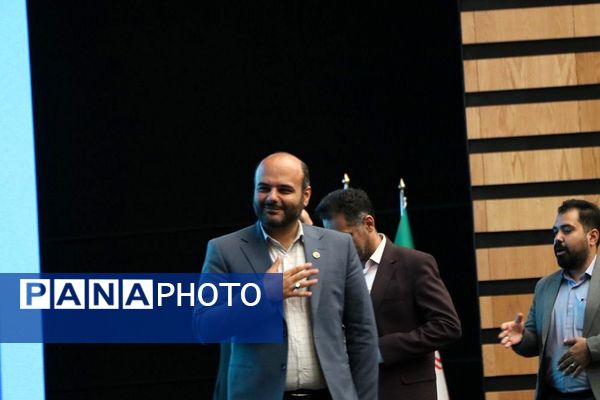 تقدیر از دانش‌آموزان برتر حوزه فرهنگی و هنری در آموزش و پرورش ناحیه یک شهرری