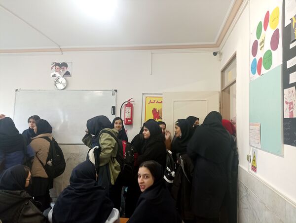 بازدید دانش‌آموزان دبیرستان شاهد شهید حمامی ناحیه۶ از رشته‌ها و فضای هنرستان
