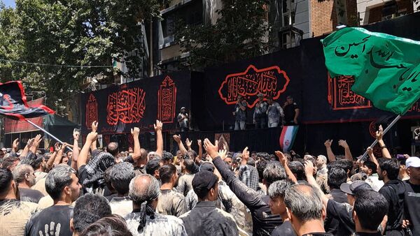 رود اشک و عشق در مسیر حرم همزمان با شکوه عزاداری هیئات‌ در خیابان‌های مشهد