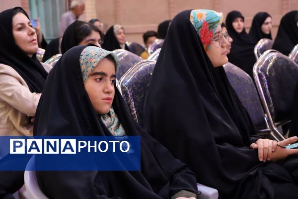 «محفل شهریور شعر» با حضور دانش‌آموزان یزدی