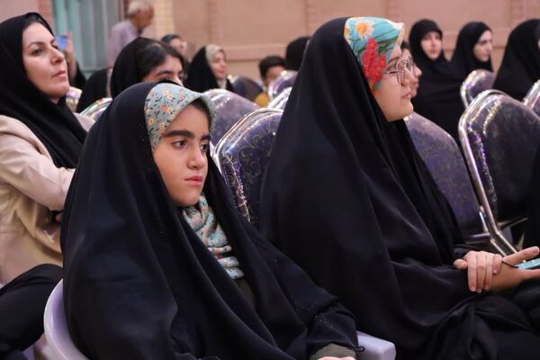 «محفل شهریور شعر» با حضور دانش‌آموزان یزدی