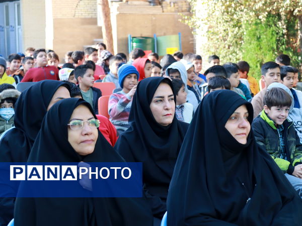 طنین زنگ استکبارستیزی در آموزشگاه سید حسن میرمحمدی میبد 