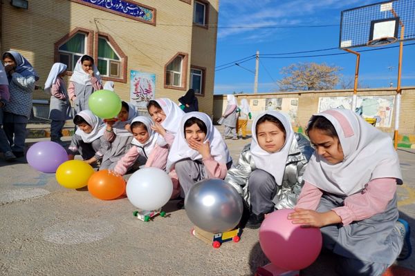 آزمایش ساخت ماشین بادکنکی در دبستان شاهد نرگس جاجرم