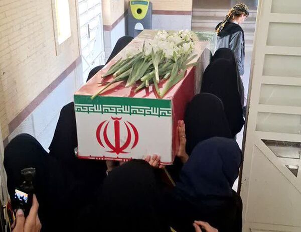 استقبال از شهید گمنام با حضور خانواده شهدا در دبیرستان برازنده مقدم یک