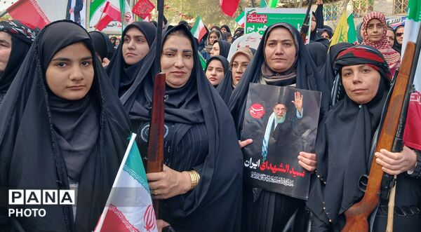زنان غیوردوشادوش مردان، زنان لر خرم‌ آباد آماده دفاع از میهن 