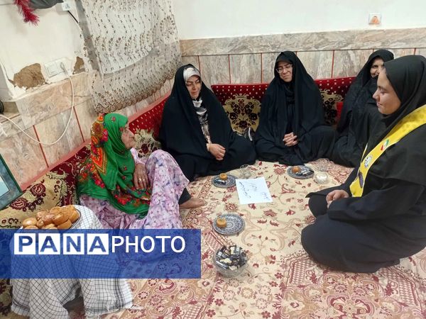 دیدار مسئولین پایگاه کوثر روستای نقاب با مادر شهید غلام زاده