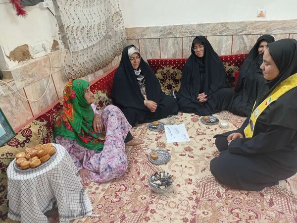 دیدار مسئولین پایگاه کوثر روستای نقاب با مادر شهید غلام زاده