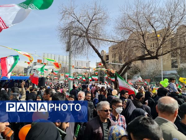 جلوه‌ای از وحدت و همدلی در راهپیمایی ۲۲ بهمن