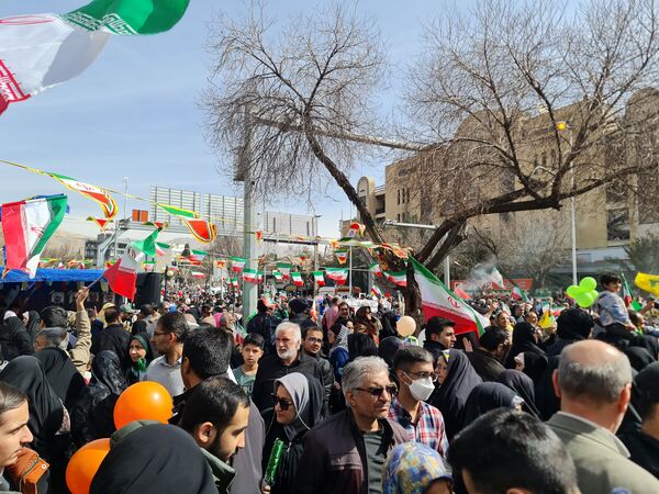 جلوه‌ای از وحدت و همدلی در راهپیمایی ۲۲ بهمن