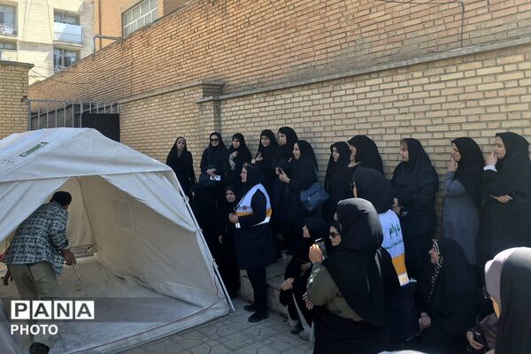 مربیان پیشتاز منطقه ۵ تهران، اصول تخصصی برپایی چادرهای امدادی هلال‌احمر را فرا گرفتند