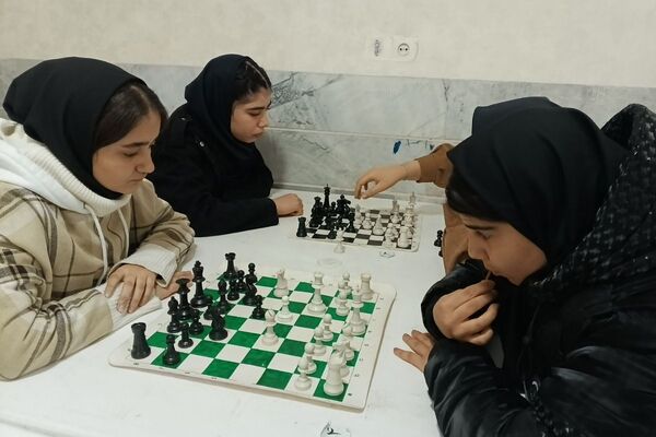 رقابت فکری دانش آموزان شهرستان قدس در مسابقات شطرنج دانش‌آموزی 