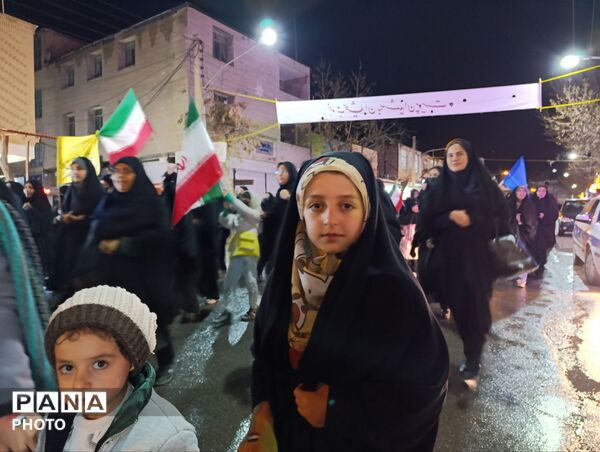 دهه نودی‌ها در زیر چتر انقلاب 