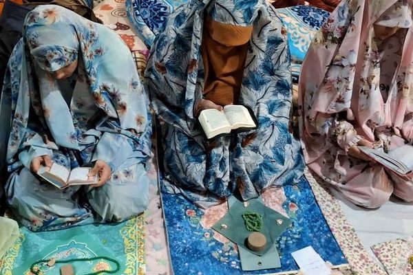 اعتکاف دختران دانش‌آموز قم در مسجد امام حسین(ع)