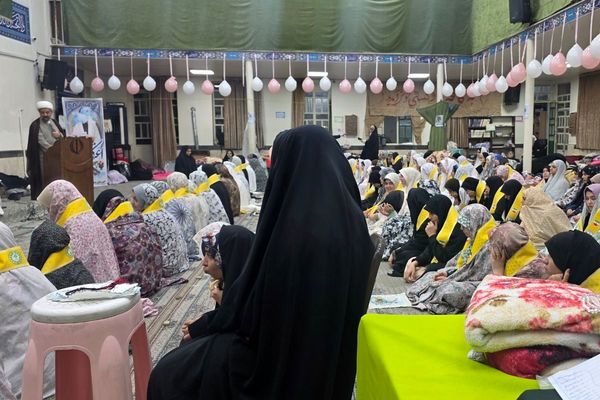 اعتکاف دانش‌آموزی رباط‌کریم با پرچم‌گردانی حضرت ابوالفضل(ع)