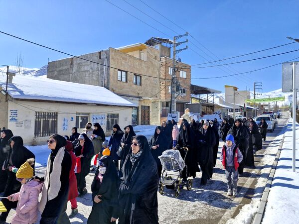 حماسه حضور گرم مردم بلده در سرمای زمستان 